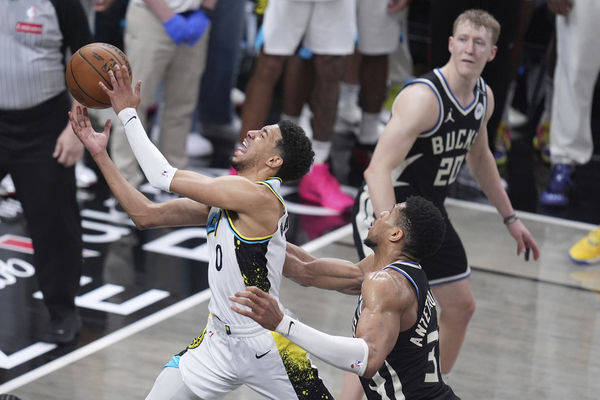 爱游戏中国体育关于字母哥重返赛场，晋级下一阶段首场状态出色，MAD观众沸腾！的信息