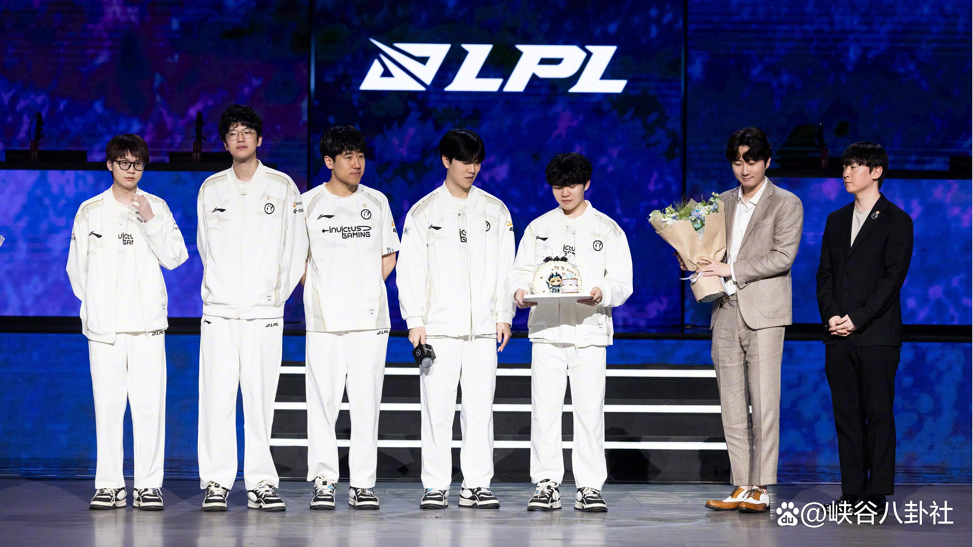 爱游戏体育 MAD教练压力巨大！，Rookie遭遇十二持续失利引发球迷热议